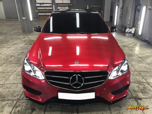Полная оклейка Mercedes-Benz E class в красной металлик
